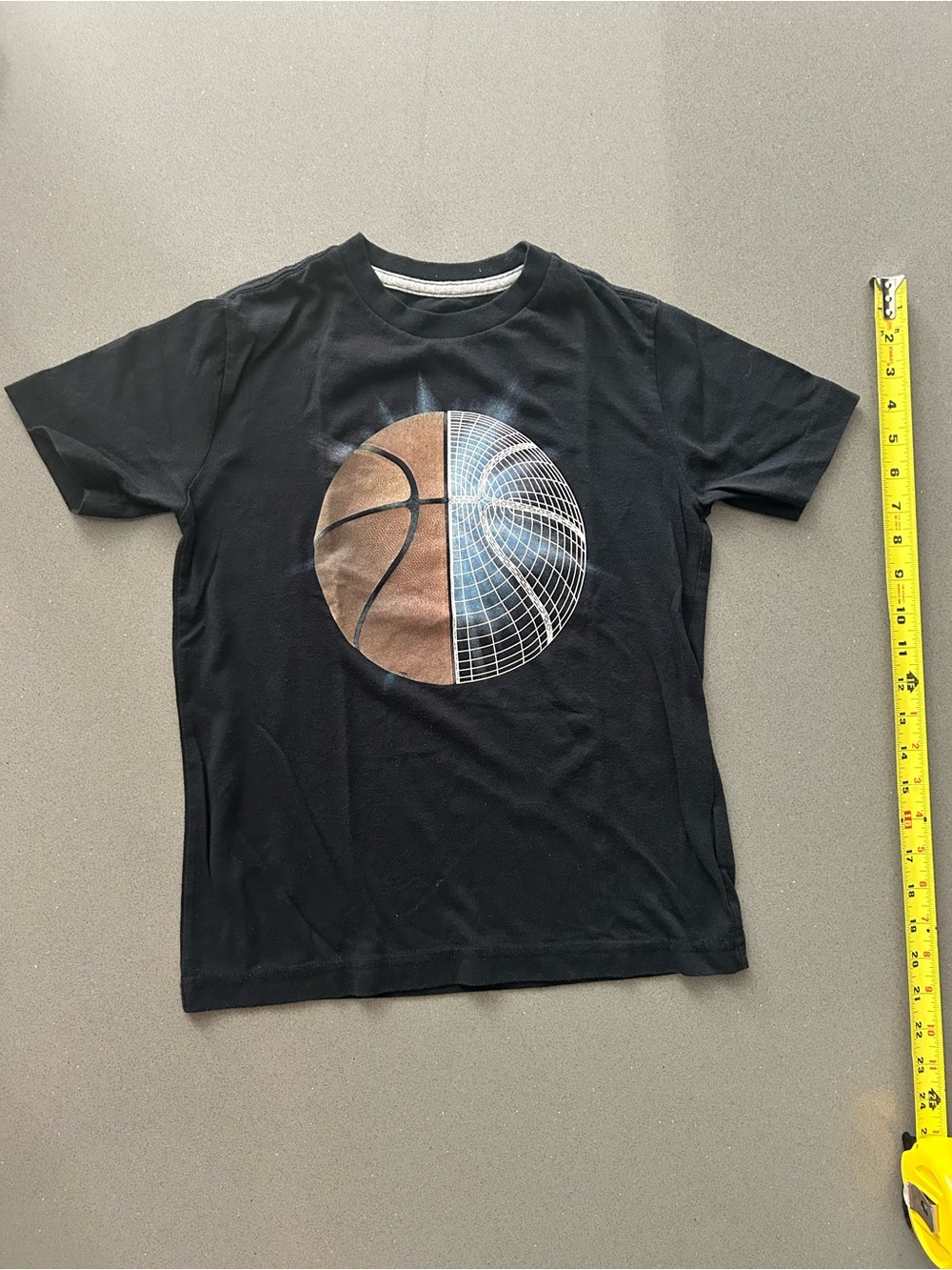 Black T-shirt with basketball graphic kids size 8โฆ